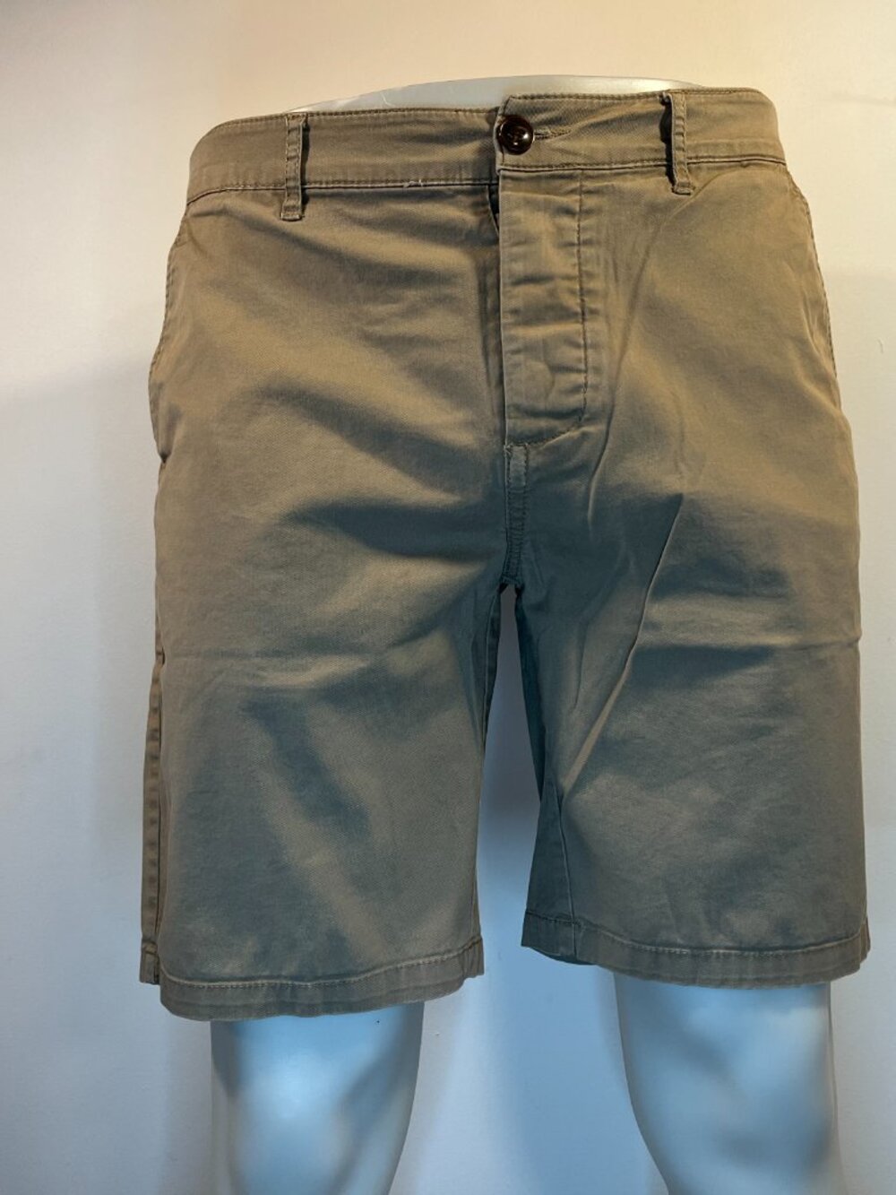 ASOS Men’s Khaki Chino Button Fly Shorts – Size 32